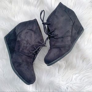 Maurices Lace Up Wedge Size 8.5